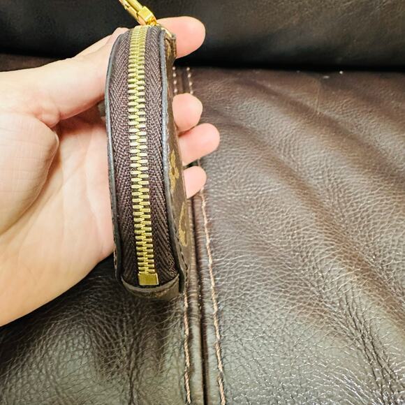 Louis Vuitton Round Coin Purse - Picture 6 of 11
